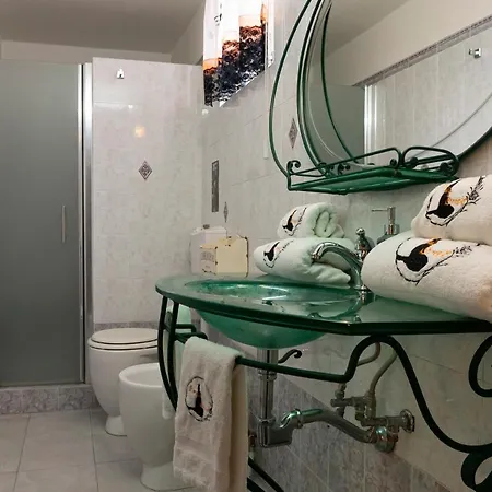 LE STREGHE rooms e art,centralissimo con garage su richiesta-3